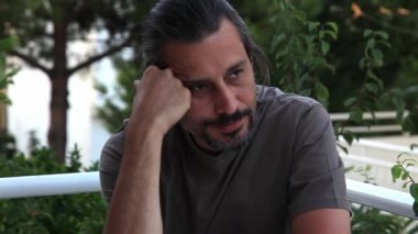 üzgün adam 3
