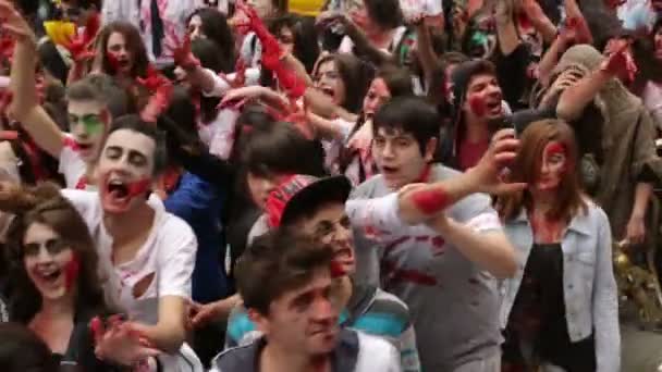 Zombie gå på gatan 7 — Stockvideo