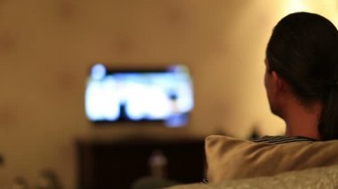 Evde televizyon izleyen bir adam.