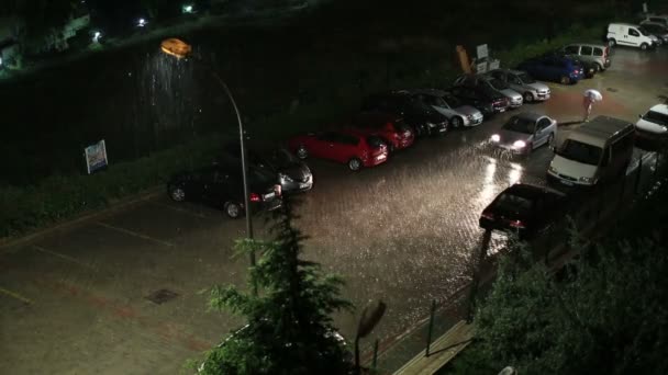 大雨在街边交通 — 图库视频影像