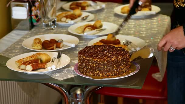 Femme coupant un gâteau HD 1080p — Video