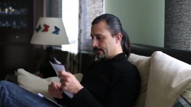 Zarf, endişeli adam bill mektubu açma