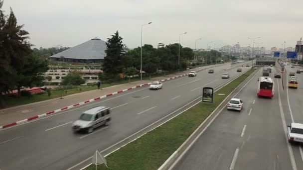 Verkeer in antalya Turkije — Stockvideo