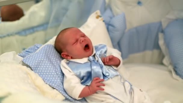 Newborn baby crying on the bed 2 — Stock Video