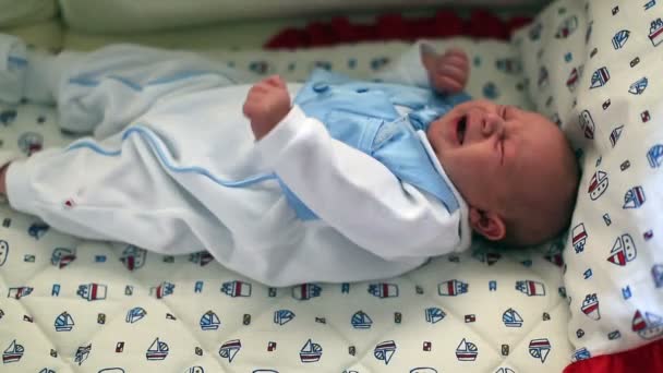 Bebé recién nacido llorando en la cama 1 — Vídeos de Stock