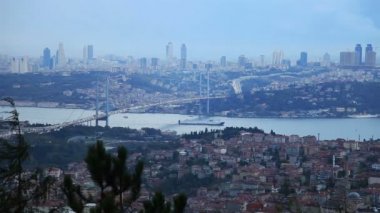 Istanbul Boğaziçi Köprüsü, zaman atlamalı ile üzerinde fırtına bulutları