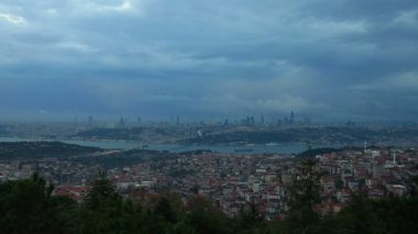 Istanbul zaman atlamalı manzarası, fırtına bulutları Istanbul Boğaziçi Köprüsü ile üzerinde