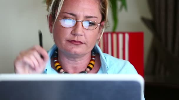 Fermer Moyen Age Femme d'affaires Travailler — Video