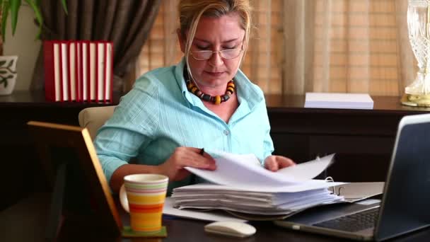 Бізнес жінка підписання документів в офісі — стокове відео