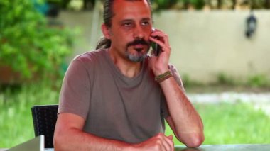Smartphone konuşan orta yaş adam