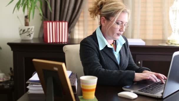 Middelbare leeftijd Business vrouw werken — Stockvideo