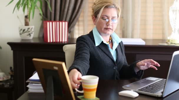 Orta yaş iş kadın çalışma — Stok video