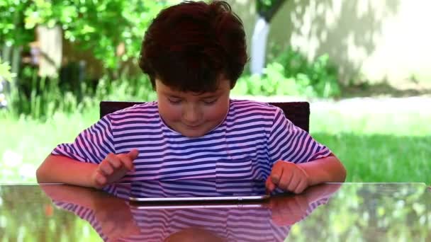 Pequeño lindo niño usando tableta — Vídeo de stock