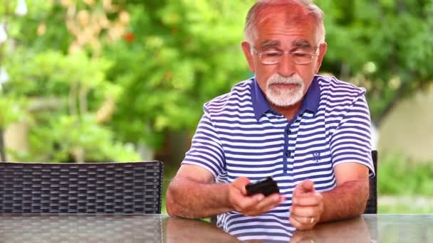 Старший человек с помощью смартфона — стоковое видео