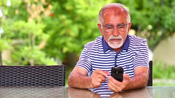 Hombre mayor usando smartphone — Vídeo de stock