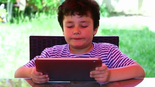 Piccolo bambino carino utilizzando tablet — Video Stock