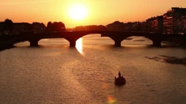 Gondol gezisi Arno Nehri üzerinde