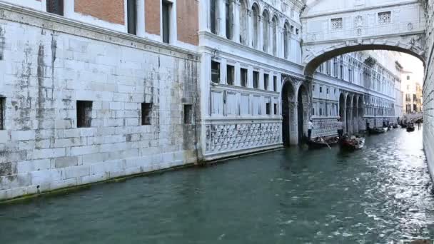 Brug der zuchten (Ponte dei Sospiri) met gondel — Stockvideo