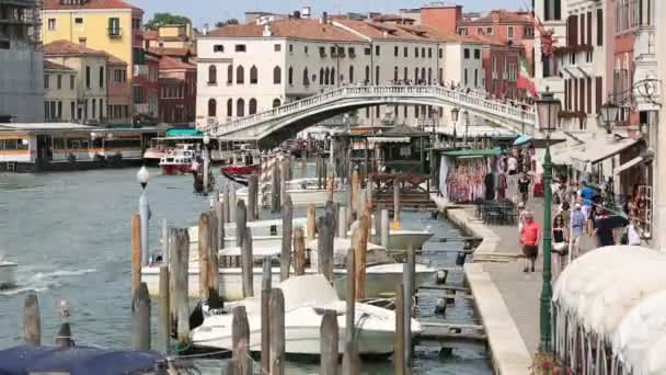 Touristen zu Besuch in Venedig — Stockvideo