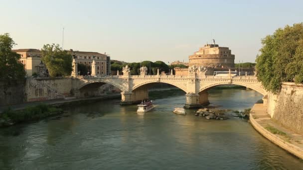 Řeka Tibera s Castel Sant'angelo — Stock video