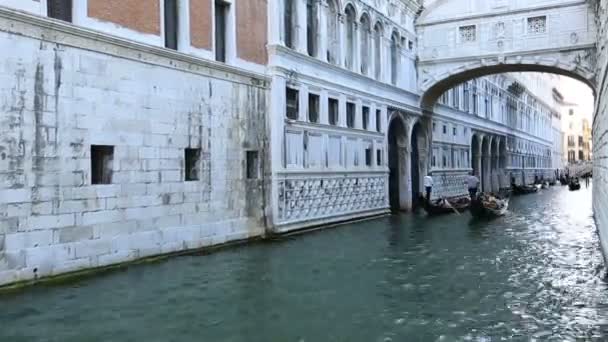 Мост Вздохов (Ponte dei Sospiri) с Гондолой — стоковое видео