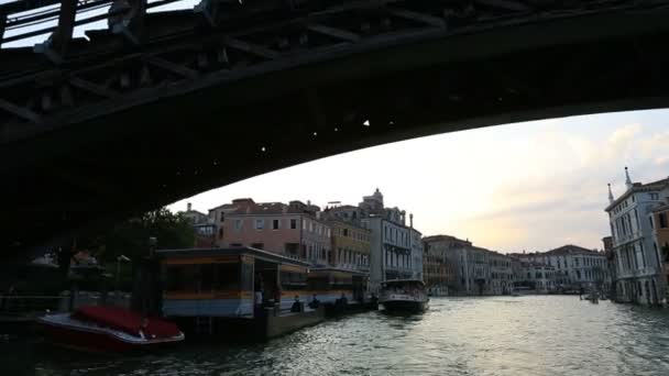 Vatten resa vid Canal Grande (Canale Grande) — Stockvideo