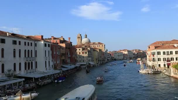 Verkeer op het Canal Grande (Canale Grande) — Stockvideo