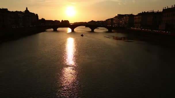 Gondola út Arno folyó — Stock videók