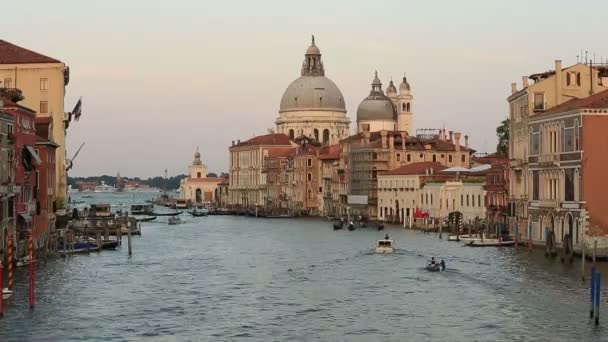 Verkeer op het Canal Grande (Canale Grande) — Stockvideo