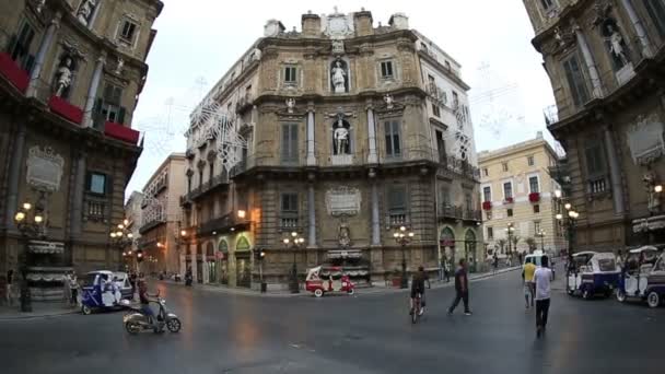 Čas zániku čtyři rohy, Piazza Vigliana — Stock video