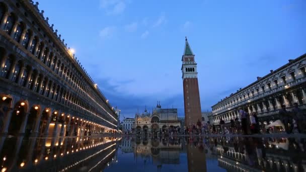 Turismo de visita en Venecia — Vídeo de stock