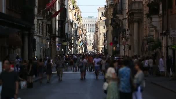 Туристическая прогулка по улице Рима — стоковое видео