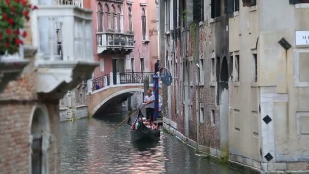 Гондола в Венеции — стоковое видео