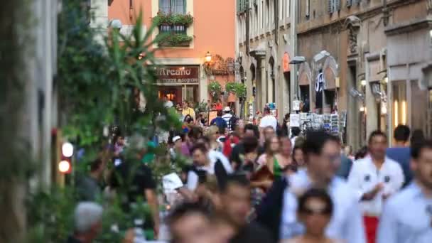 Turist gå på gatan i Rom. — Stockvideo