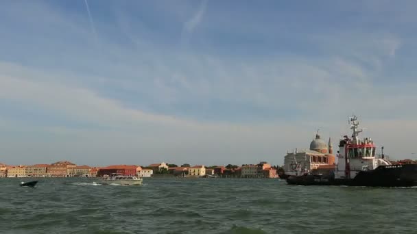 Crucero que viene a Venecia (Venezia ) — Vídeos de Stock