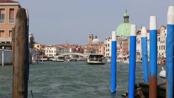 Verkeer op het Canal Grande (Canale Grande) — Stockvideo