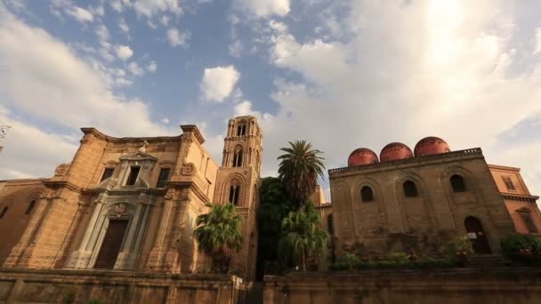 Dolly shot piazza bellini mit santa maria dell ammiraglio — Stockvideo