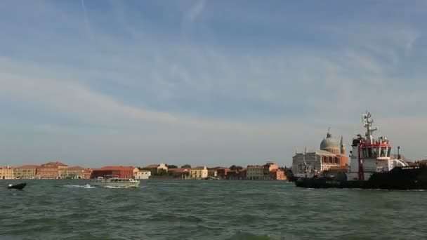 Kamerafahrt Kreuzfahrtschiff kommt nach Venedig (Venedig)) — Stockvideo