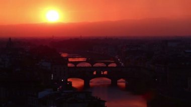 Arno Nehri'nin izleme atış zaman atlamalı hava manzarası