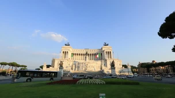 Tracking Shot Vittorio Emanuele Monument — Stockvideo