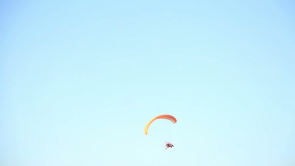 Para motor planeador en el cielo azul — Vídeo de stock