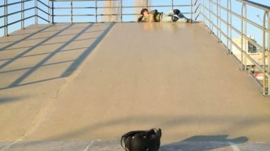 Koruyucu ekipman parkta eğleniyor oynak şirin küçük çocukla