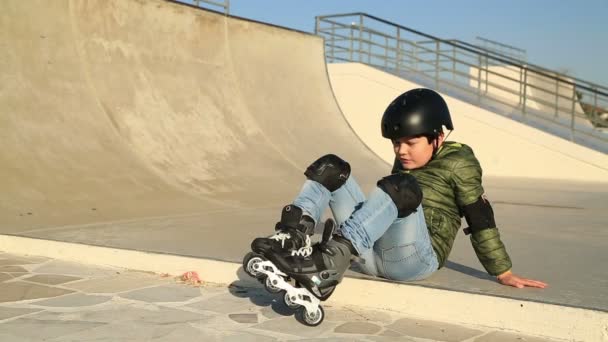 Young  skater smiling to camera showing thumbs up — Stock Video