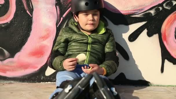 Young skater eating chips — Stock Video