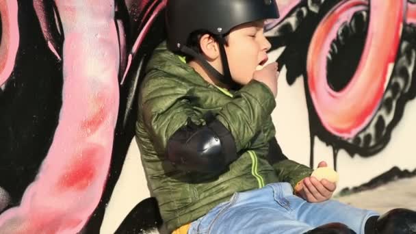칩을 먹는 젊은 스케이팅 — 비디오