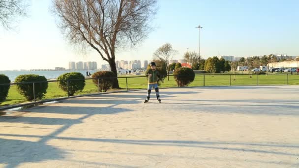 Jonge mannelijke schaatser schaatsen naar camera — Stockvideo