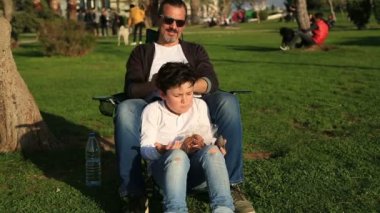 Baba ve oğul zaman Şehir Parkı içinde dinlendirici