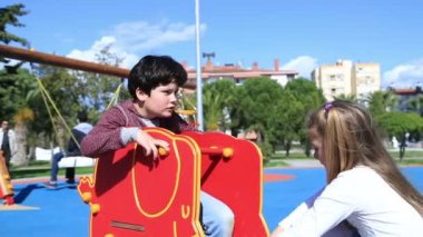 Üzgün çocuk ve oyun kız portre