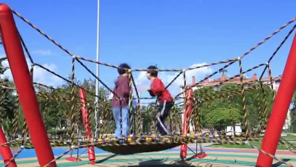 Lindos niños saltando trampolín en el patio — Vídeo de stock