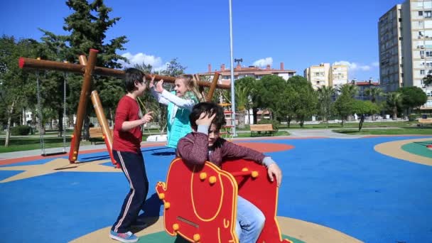 Ritratto di un ragazzo e di una ragazza tristi al parco giochi — Video Stock